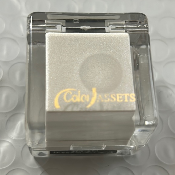 Color Assets Diane von Furstenberg Radiant Highlighter in shimmery silver - Picture 1 of 5